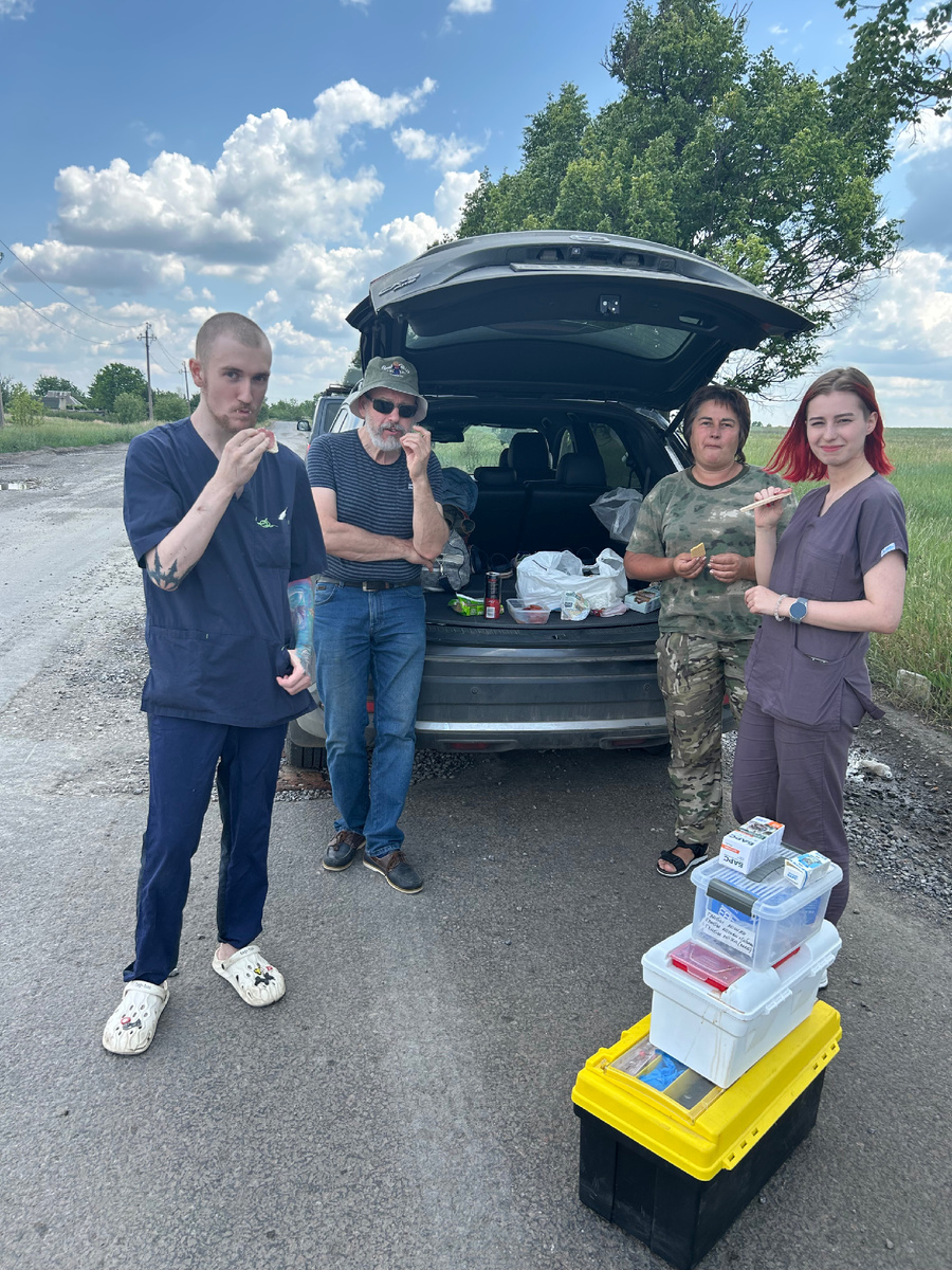 Пикник на обочине) мобильный ветеринарный пункт и гуманитарная помощь приехали, туда где нас ждали. Мешки с кормом и коробки с препаратами уже перегружены в машину монастыря 