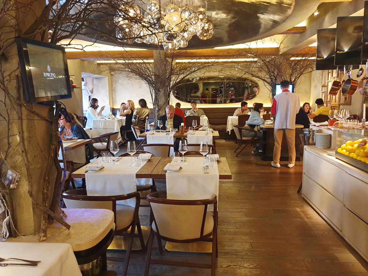 Общий вид зала итальянского ресторана Lumicino