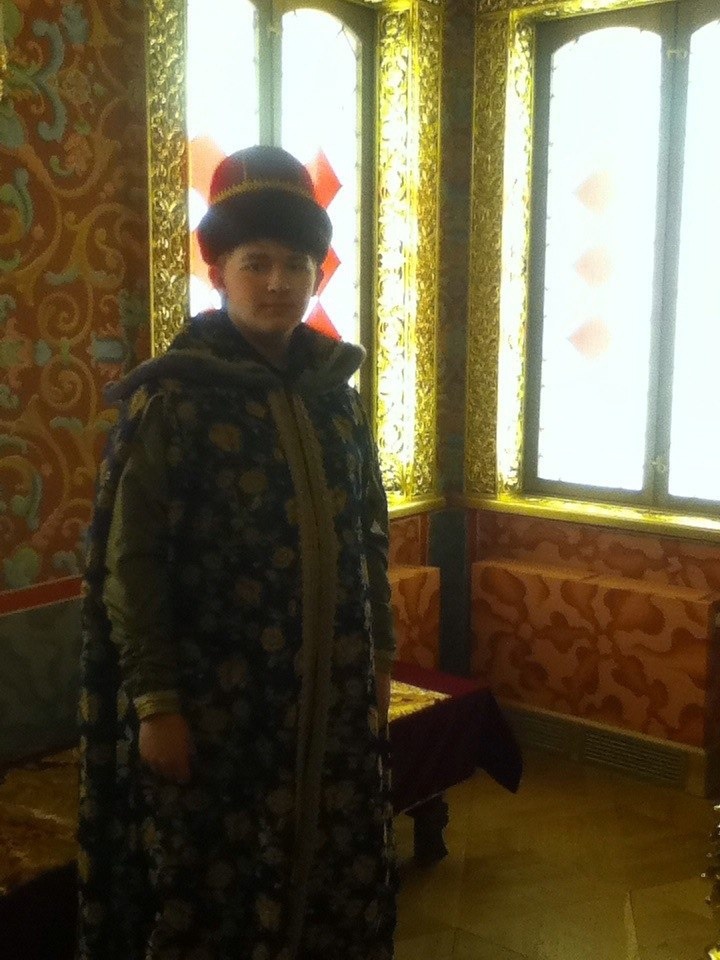 В усадьбе царя Алексея Михайловича лет 10-11 назад было сделано, да, вот это фото меня, в костюме эпохи ранних Романовых (и не только)!… Так что не ругайтесь на качество!