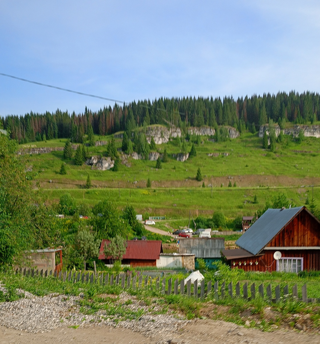 Любуюсь селом из окна машины. Настроение сразу улучшается от этого