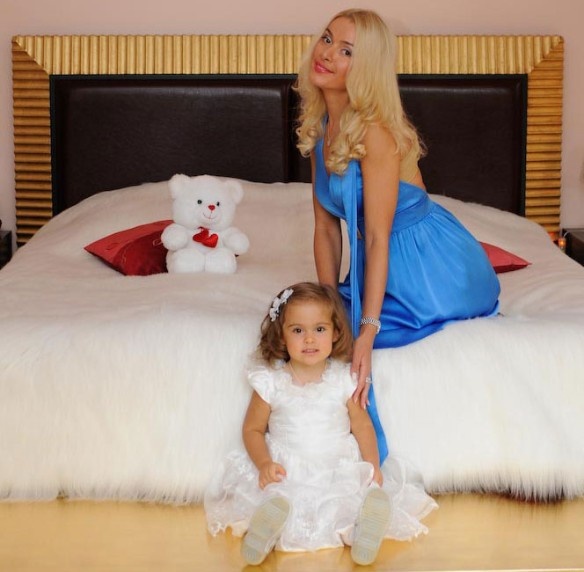 Алена Кравец с приемной дочерью