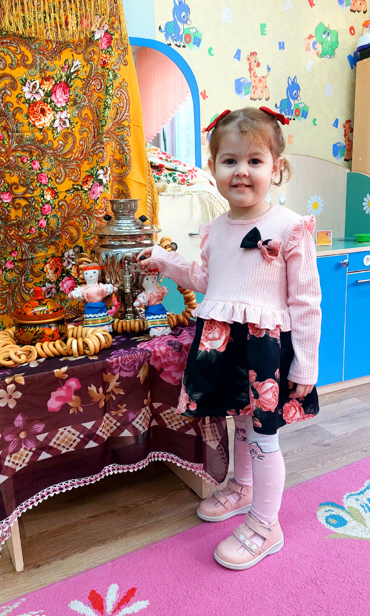 Антонина. Своей улыбкой озаряет всё вокруг, будто лучик солнышка заглянул в окно. В садике ей любуются все воспитатели, потому что она всегда улыбается, а вот дома драчунья