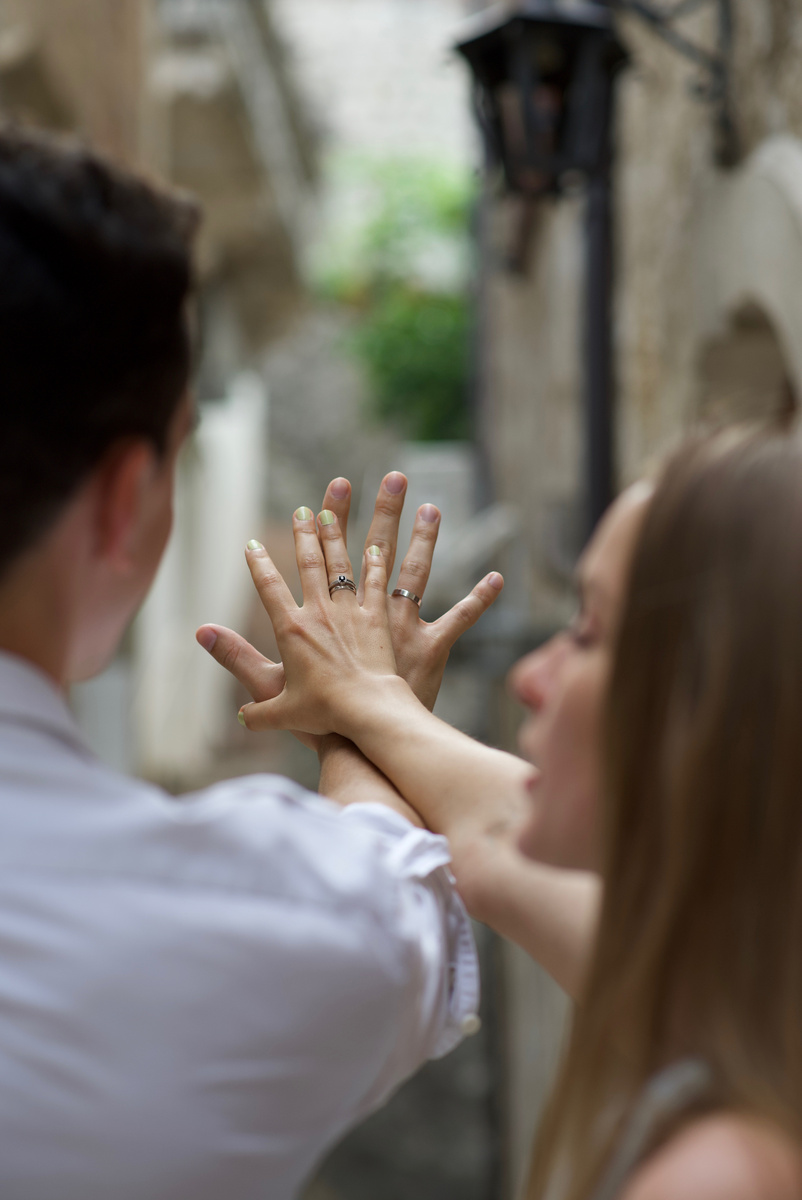 Тогда я очень любила именно серебряные переливы и для колец мы выбрали именно белое золото)