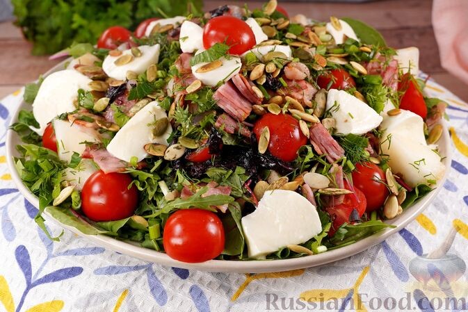 дыня, помидоры черри, бекон, сыр моцарелла, тыквенные семечки, масло оливковое, уксус бальзамический, мёд, соус соевый, листья салата, зелень, базилик, соль, перец чёрный молотый