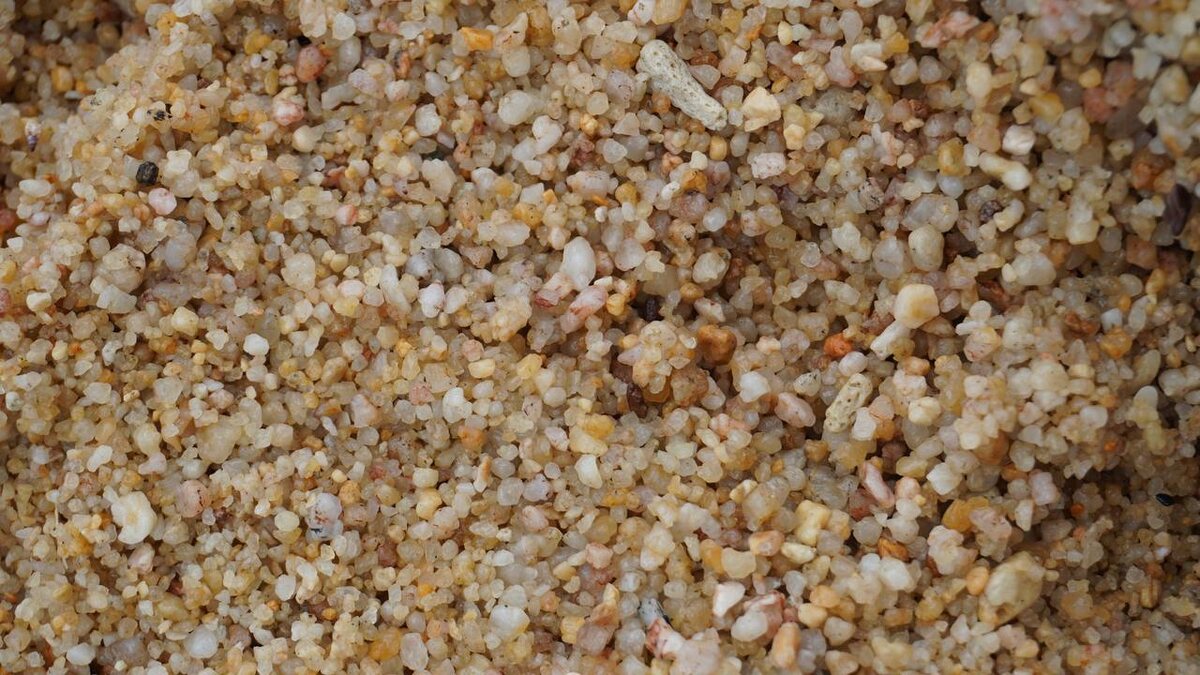 Песок на пляже