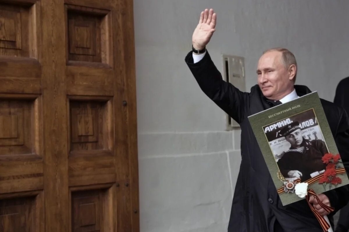    На ПМЭФ представили 11 медалей отца Путина за участие в ВОВ