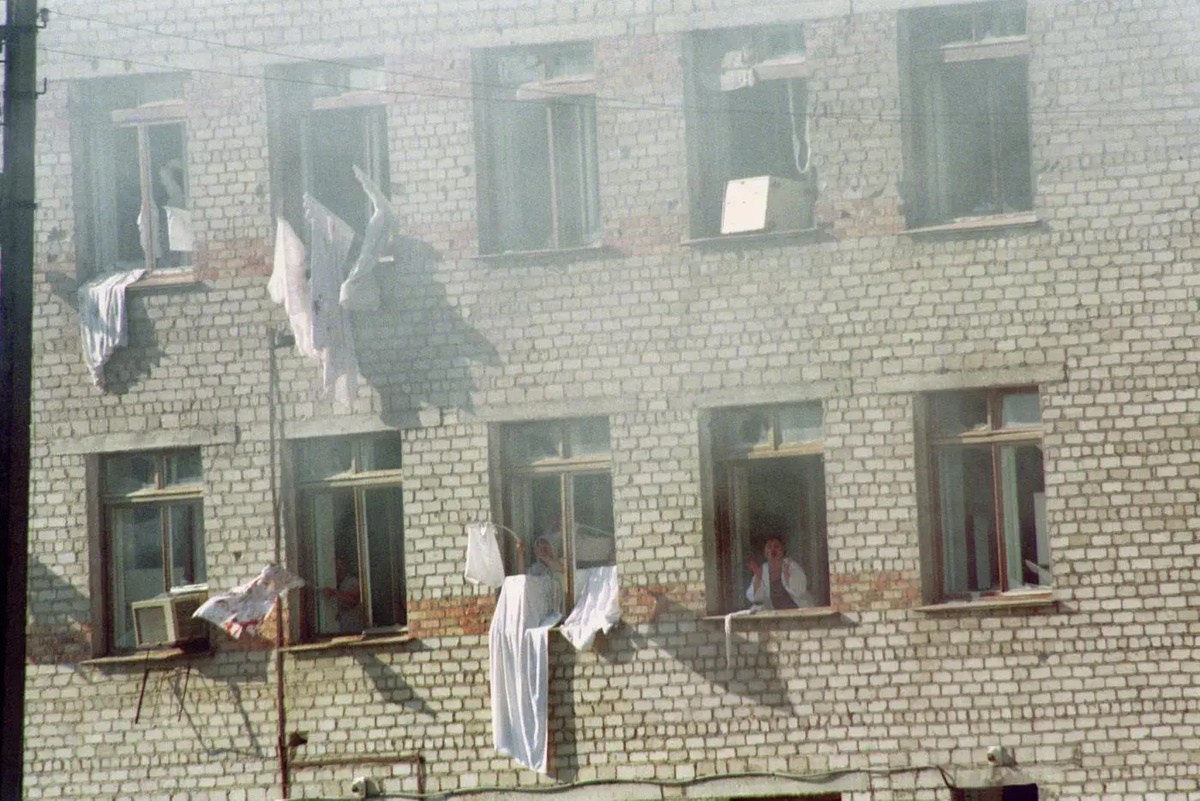 Атака террористов, возглавляемых Шамилем Басаевым, на российский город Будённовск в Ставропольском крае. Заложники в местной больнице вывешивают на окна белые простыни с просьбой прекратить стрельбу.  Александр Земляниченко / @РИА "Новости" 
