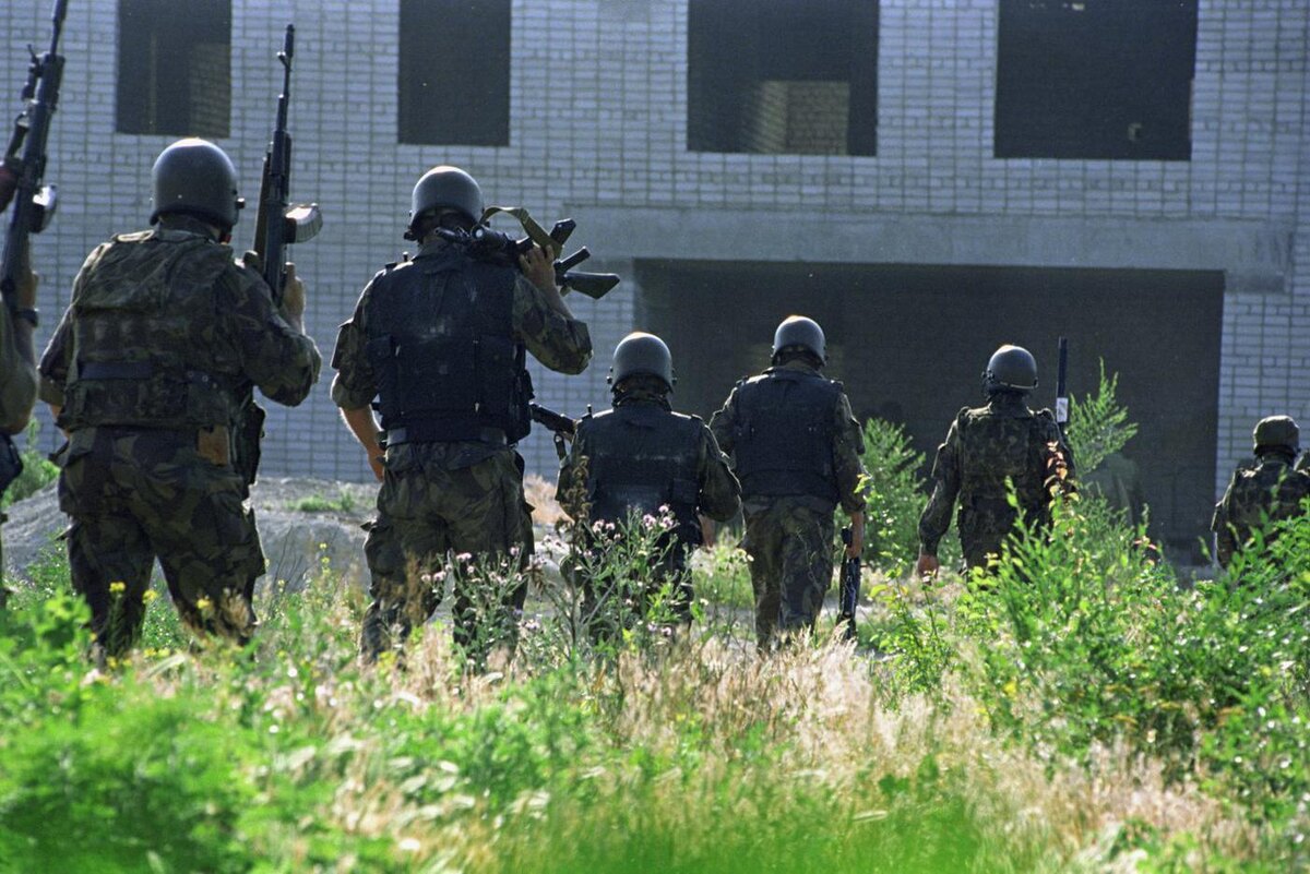 Бойцы спецподразделений перед штурмом больницы, захваченной террористами Юрий Тутов / @РИА "Новости" 