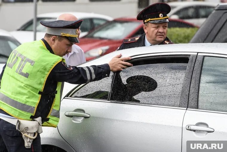 25 водителей заплатят штрафы за тонировку стекол автомобилей не по ГОСТу. Фото: Владимир Жабриков © URA.RU