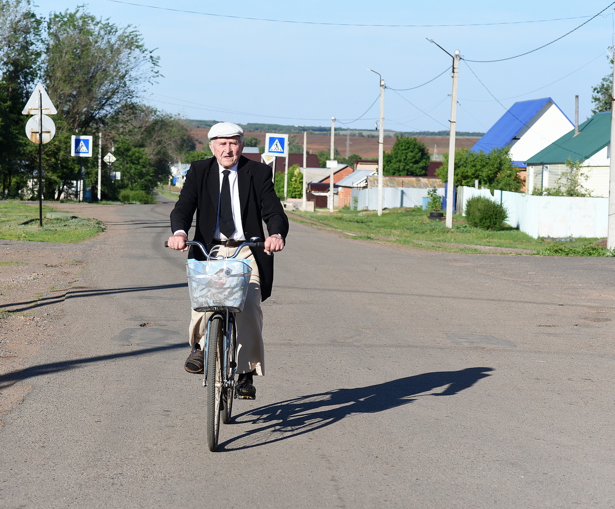 За рулем велосипеда заслуженный гражданин Черноречья, ветеран 31-й Оренбургской ракетной армии Евгений Жиров. Позади огромное прошлое, по которому можно изучать историю Советского Союза и современной России.
