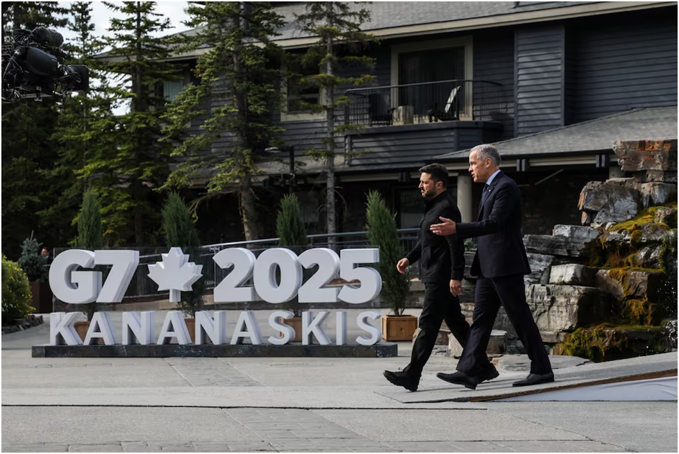 Премьер-министр Канады Марк Карни и президент Украины Владимир Зеленский во время саммита лидеров G7 в Кананаскисе, провинция Альберта, Канада, 17 июня 2025 года. REUTERS/Эмбер Брэкен