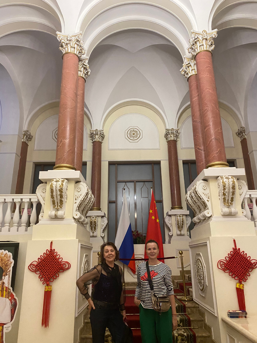 В Культурном центре КНР. Харламова Оксана и Ковачич Елена
