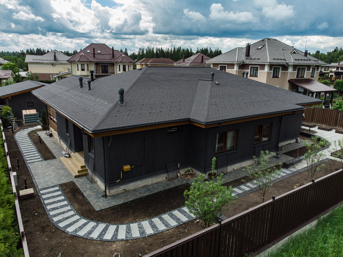 Обзор фасада загородного одноэтажного дома по проекту "Пермь" компании NATURI