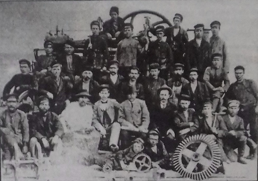 В.С.Харасанов в 1-ом ряду 5-ый слева в окружении рабочих. Фотография была опубликована в газете «Джанкойские ведомости» (статья Л.Шкляренко).