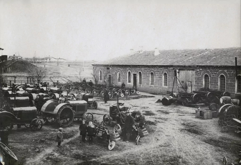 База «Агро-Джойнт» в Джанкое. (А.Бюлер, 1929 г.). В описании отмечено, что мастерские находились в центре Джанкоя. Таким образом, на фото мы видим нынешнюю улицу Ленина в 1929 г.