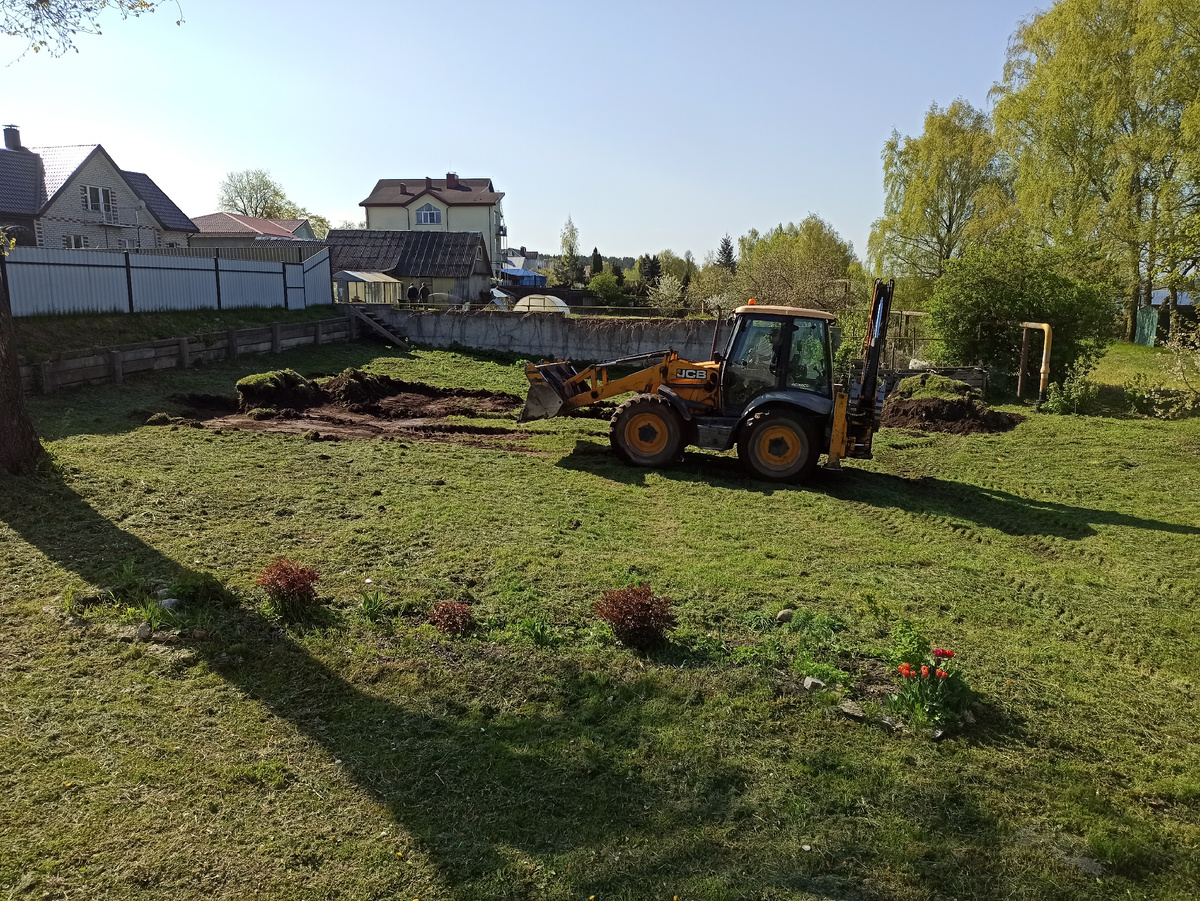 Трактор начал снимать грунт