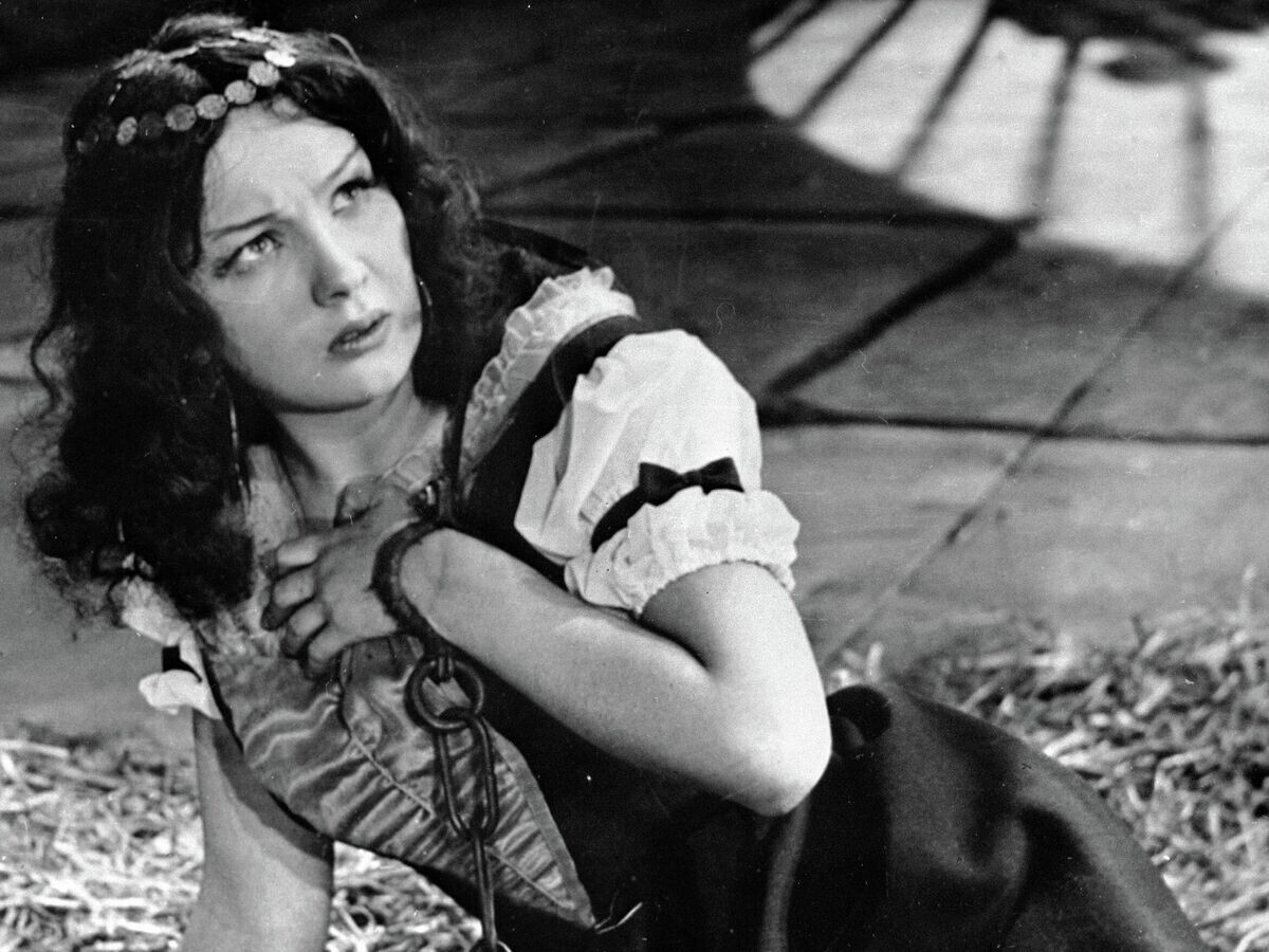    Актриса Наталья Тенякова в роли Вари Асенковой в фильме "Зеленая карета"© РИА Новости