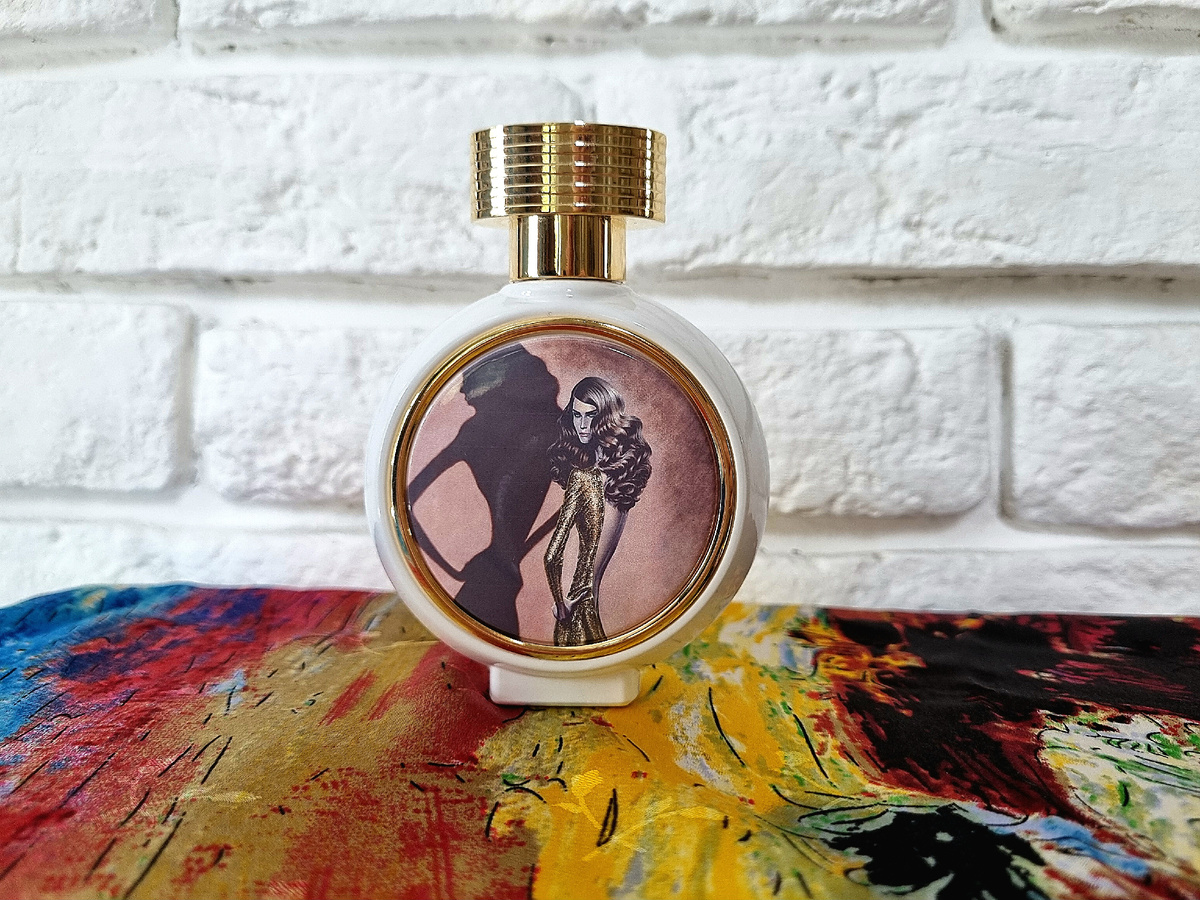 Верхние ноты: Какао, Розовый перец, Бергамот
Средние ноты: Кофе, Жасмин, Черный чай
База: Пачули, Бобы тонка, Сандал