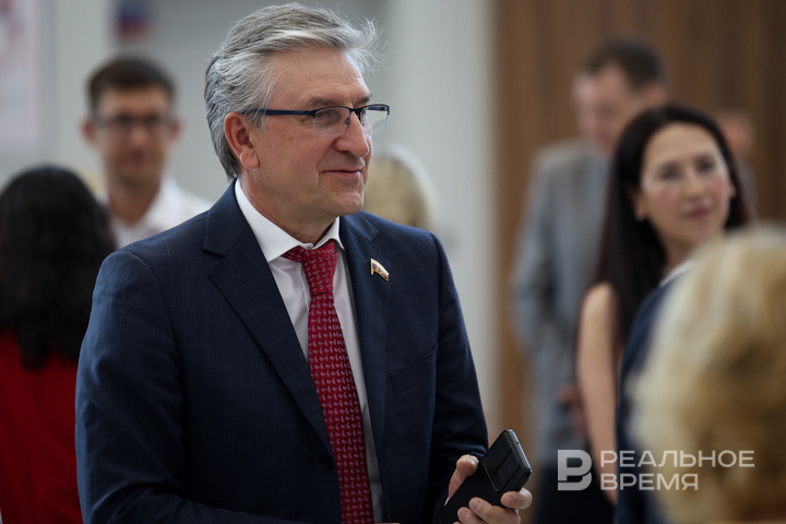 Подготовленный Айратом Фарраховым и парламентом республики законопроект закрепляет возможность привлечения к административной ответственности лиц за действия против интересов России. Артем Дергунов / realnoevremya.ru