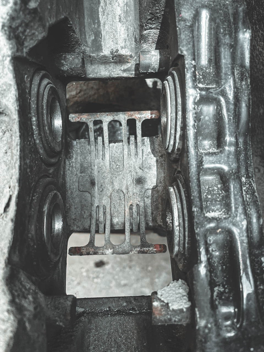 Передний суппорт до очистки прилегающих плоскойстей