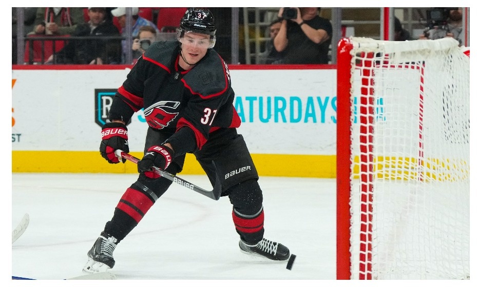    Свечников и его «Каролина» выбили из борьбы за Кубок Стэнли Овечкина и Ко. Фото: Reuters