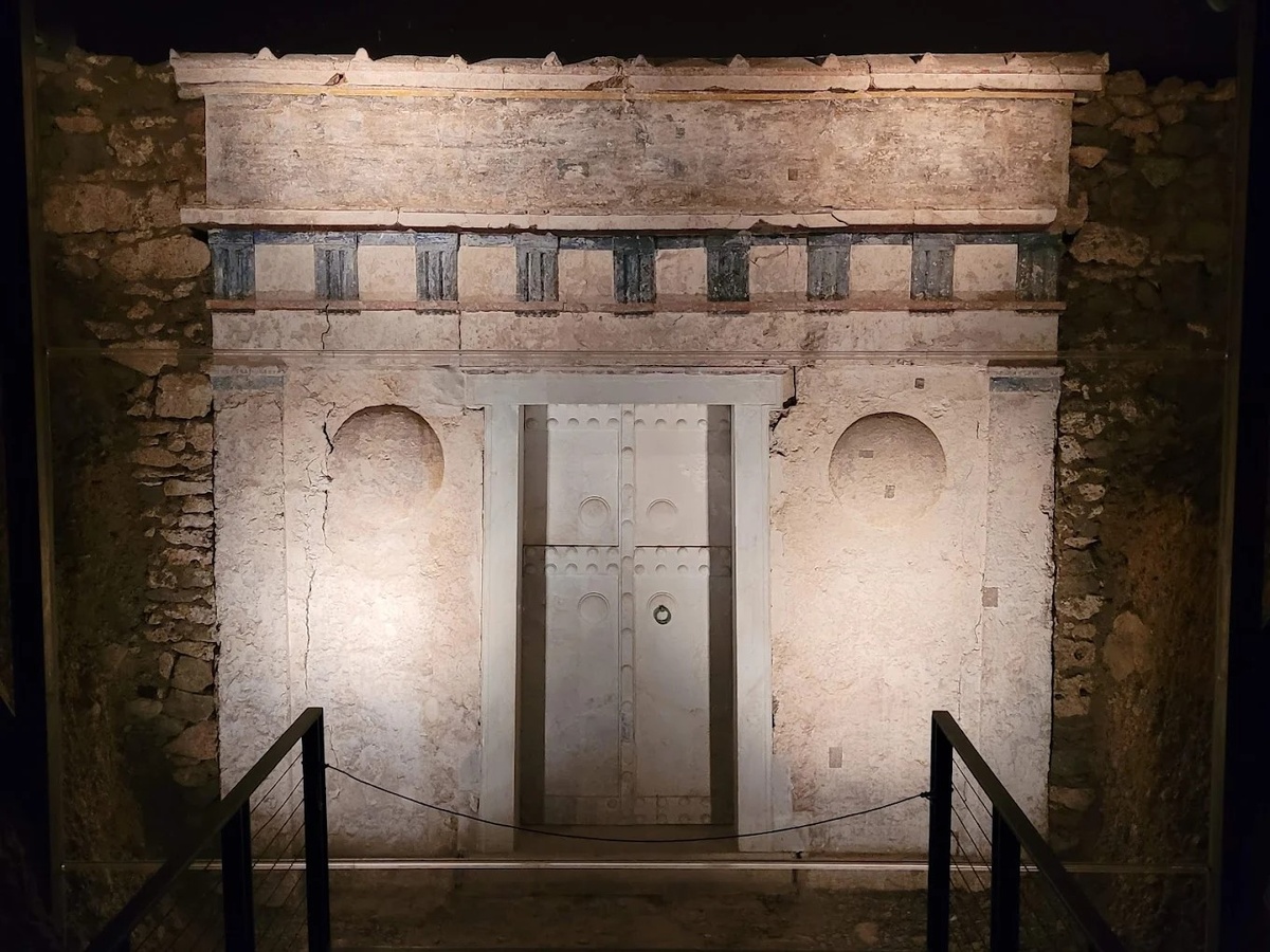 Вход в царскую гробницу в Вергине, где был обнаружен золотой саркофаг с останками Филиппа II — отца Александра Македонского