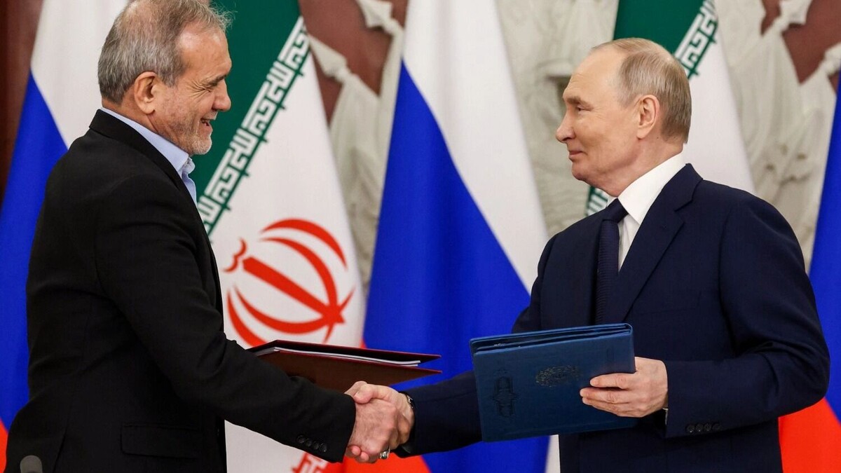 Президент РФ Владимир Путин и президент Ирана Масуд Пезешкиан (справа налево) во время подписания договора о всеобъемлющем стратегическом партнерстве между Россией и Ираном в Кремле. Фото: Валерий Шарифулин/ТАСС