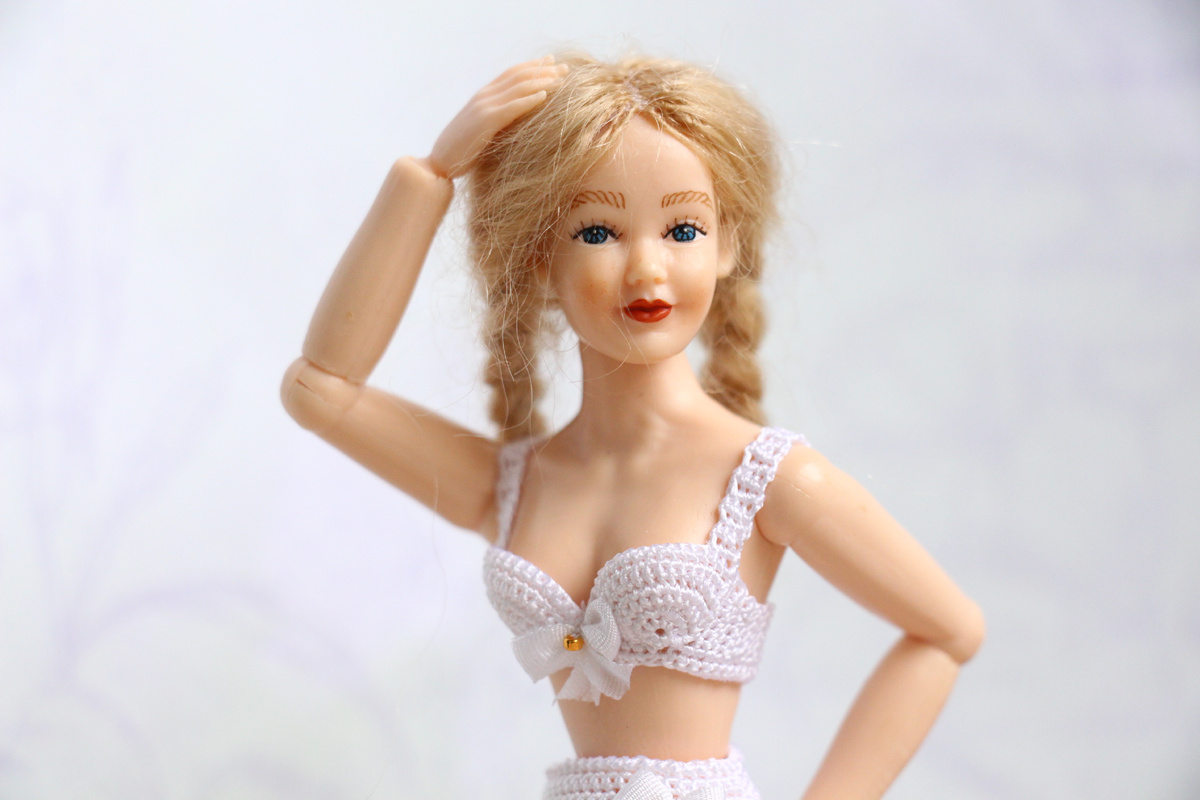 Катушка вискозы для вышивки и крючок, результат на кукле.