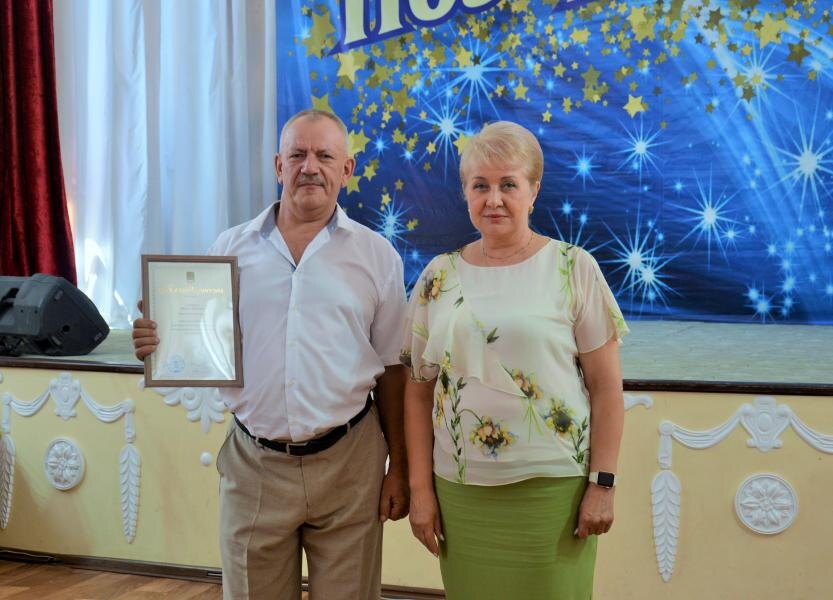 В прошлом году в День строителя глава администрации района Ольга Мельникова вручила Благодарность Михаилу Головненко, поздравив с профессиональным праздником.  