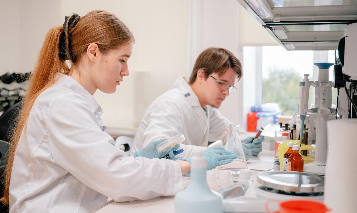 Фото: ПИШ ТГУ                                                                                                                              
Студенты в лаборатории ПИШ «Агробиотек» ТГУ