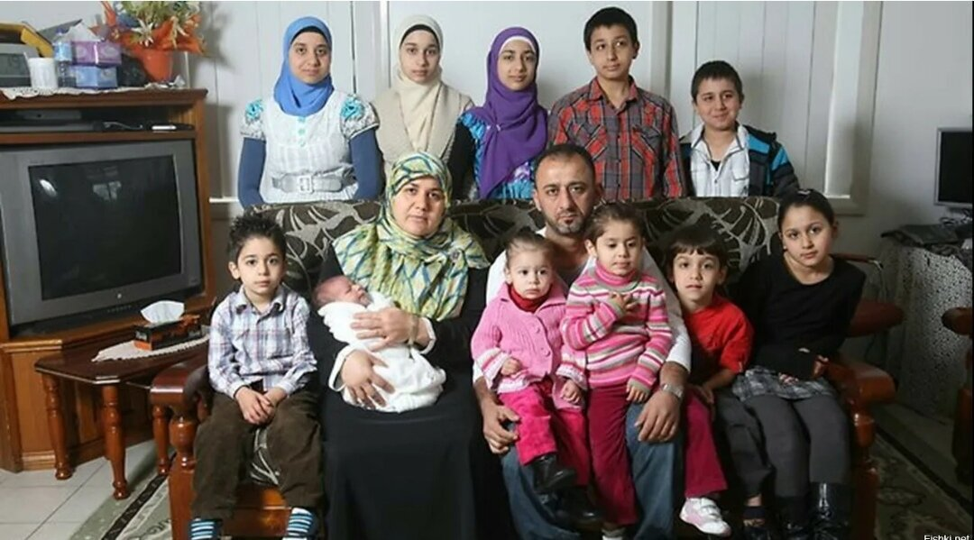 Семья с 11-ю детьми пришла вставать на миграционный учет. Желающие поселиться в
