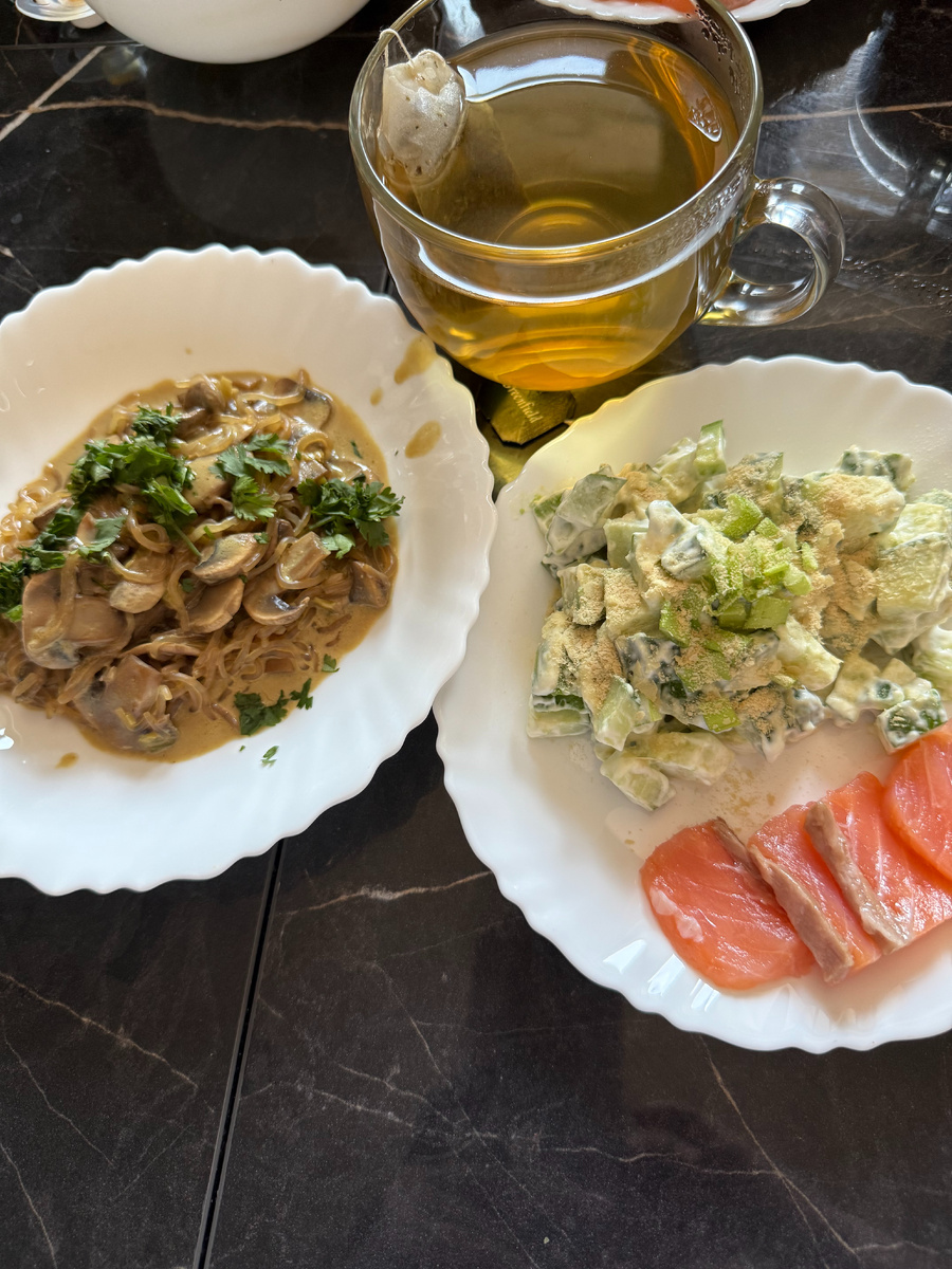 Один из обедов на Интенсиве Кето-лайт: ширатаки и салат.