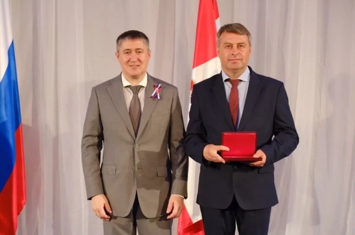    Сотрудник завода в Чусовом получил звание «Заслуженный металлург России»