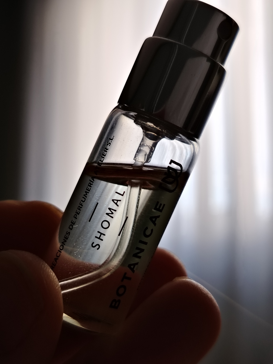 Ещё раз напишу о приятном объеме флакончиков ознакомительного сэта - 4,5 мл. С таким пробником можно не только разносить аромат, но и проверить свои чувства к нему на протяжении довольно долгого времени. 