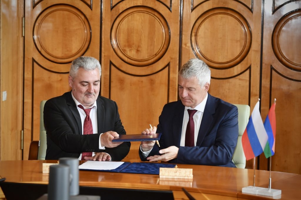    Подписание соглашения между правительством Карелии и компанией «Химический форум» в рамках ПМЭФ.   
Фото: «Республика» / Оксана Кудряшова