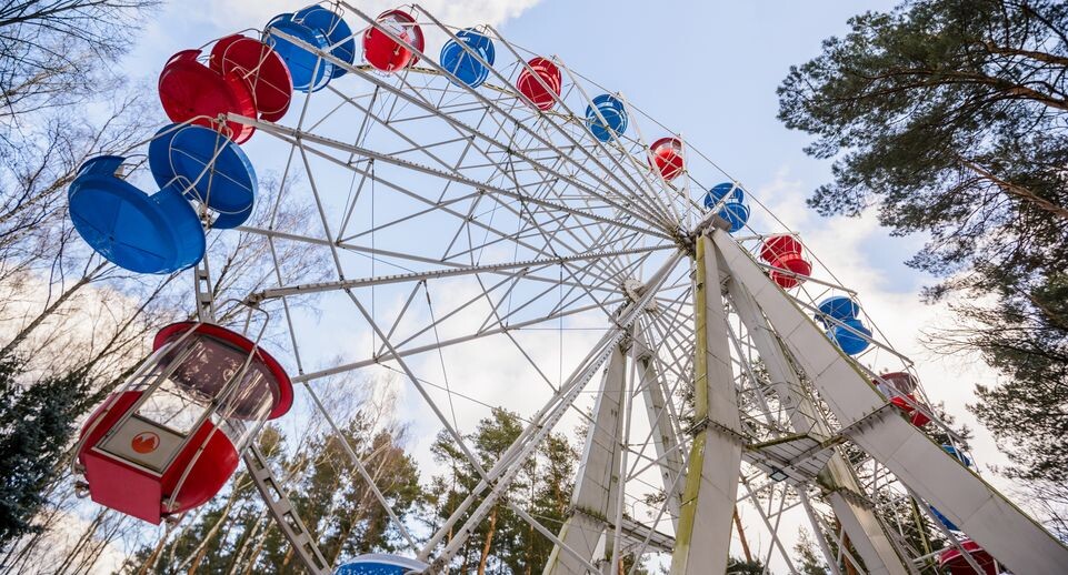    Колесо обозрения в парке культуры и отдыха «Елочки» в Домодедово / Медиасток.рф
