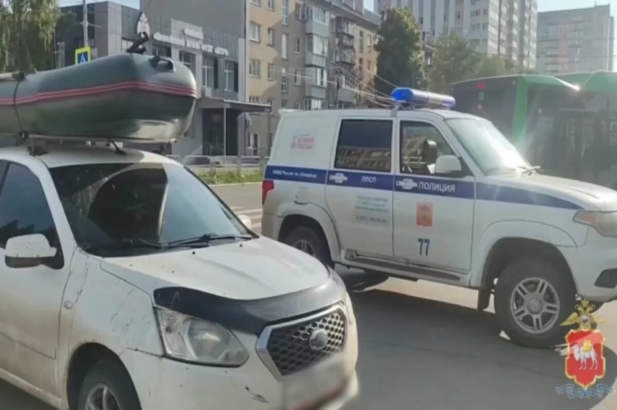    В Копейске водитель перевозил пассажиров в лодке на крыше авто