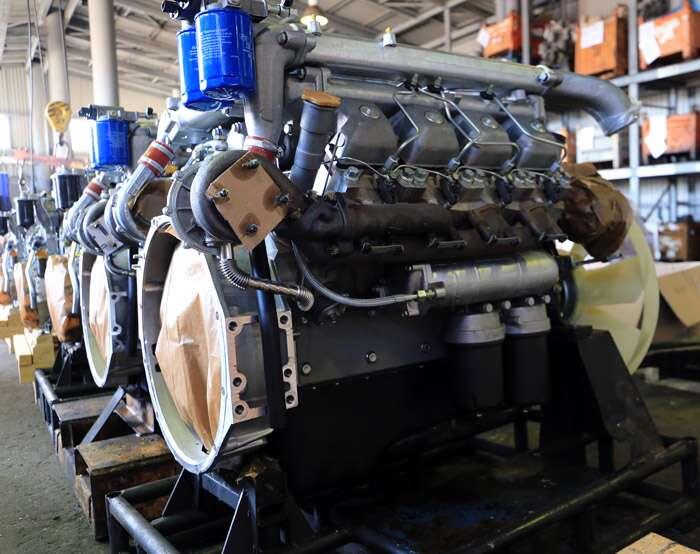   Сборка и разборка двигателей производятся на конвейере