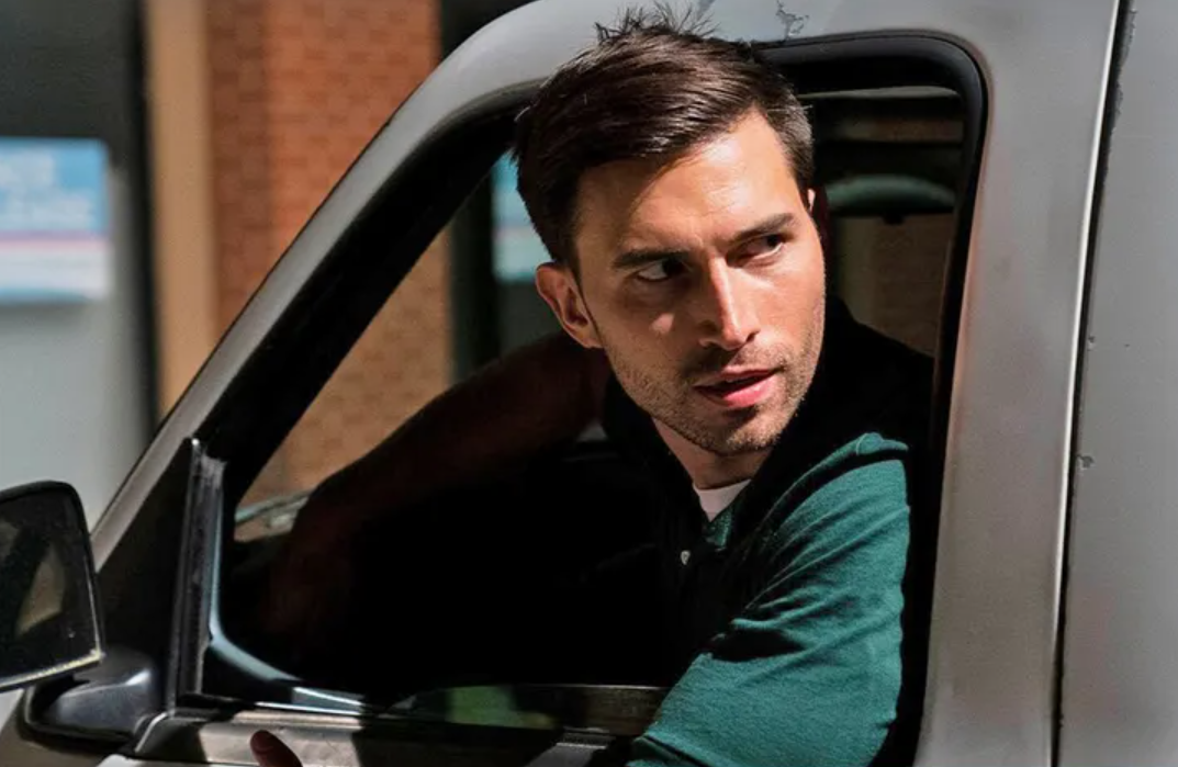 Дерек Диксон в фильме "Овал"