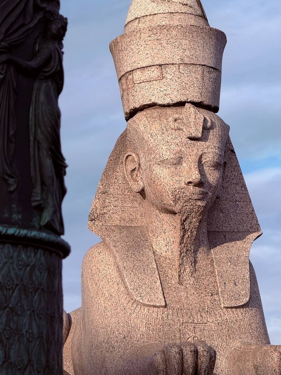 Сфинксы на Университетской набережной в Санкт-Петербурге