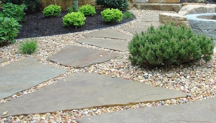 Широкоформатный плитняк, межшовные промежутки заполнены крошкой из камня