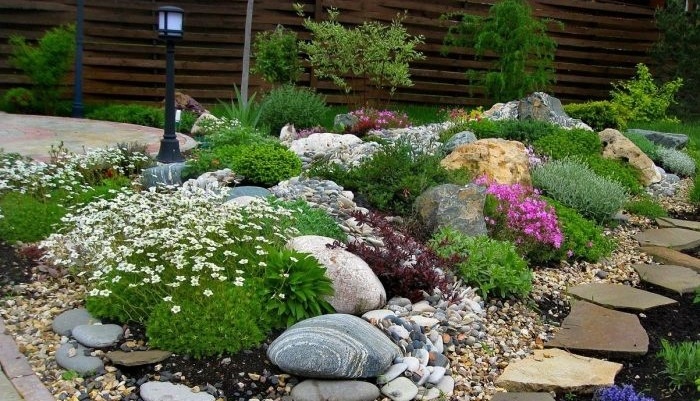 Крупные валуны, плитняк плашки, галька разных фракций и крошка из натурального камня 