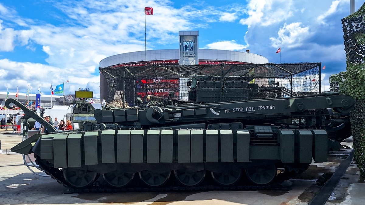 На фотографии: БРЭМ-1М – российская бронированная ремонтно-эвакуационная машина на базе Т-90. Вид сбоку. Источник фото: https://rg.ru/2024/08/13/opyt-svo-prevratil-tankovyj-tiagach-brem-1m-v-bronirovannuiu-krepost.html?rgs