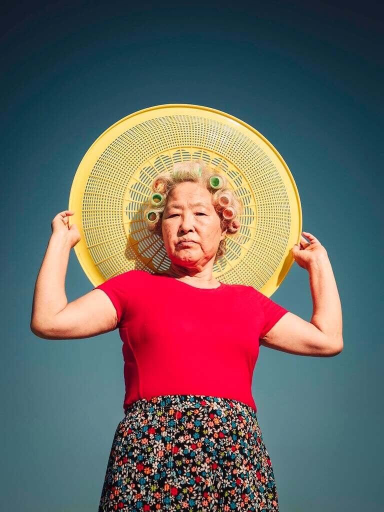 Кудрявые завитые волосы. Я никогда не видела настоящую прическу своей матери. (В то время у всех замужних женщин (по-корейски их называли «аджумма») были почти одинаковые прически. У большинства матерей не было времени на уход за собой, так как они были перегружены домашними делами с раннего утра до позднего вечера. Короткая стрижка с химической завивкой была для них самым эффективным вариантом, не требующим особого ухода. © Дэсунг Ли