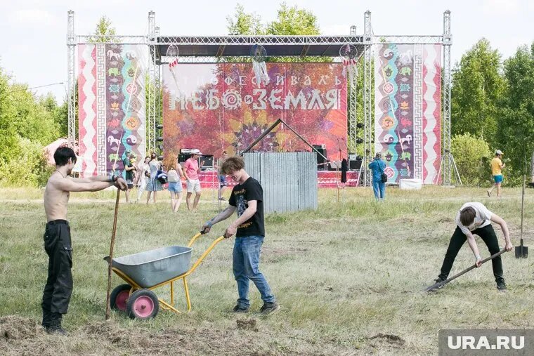 Подростки в ХМАО могут устроиться аниматорами, архивариусами, помощниками руководителя или дворниками. Фото: Денис Моргунов © URA.RU