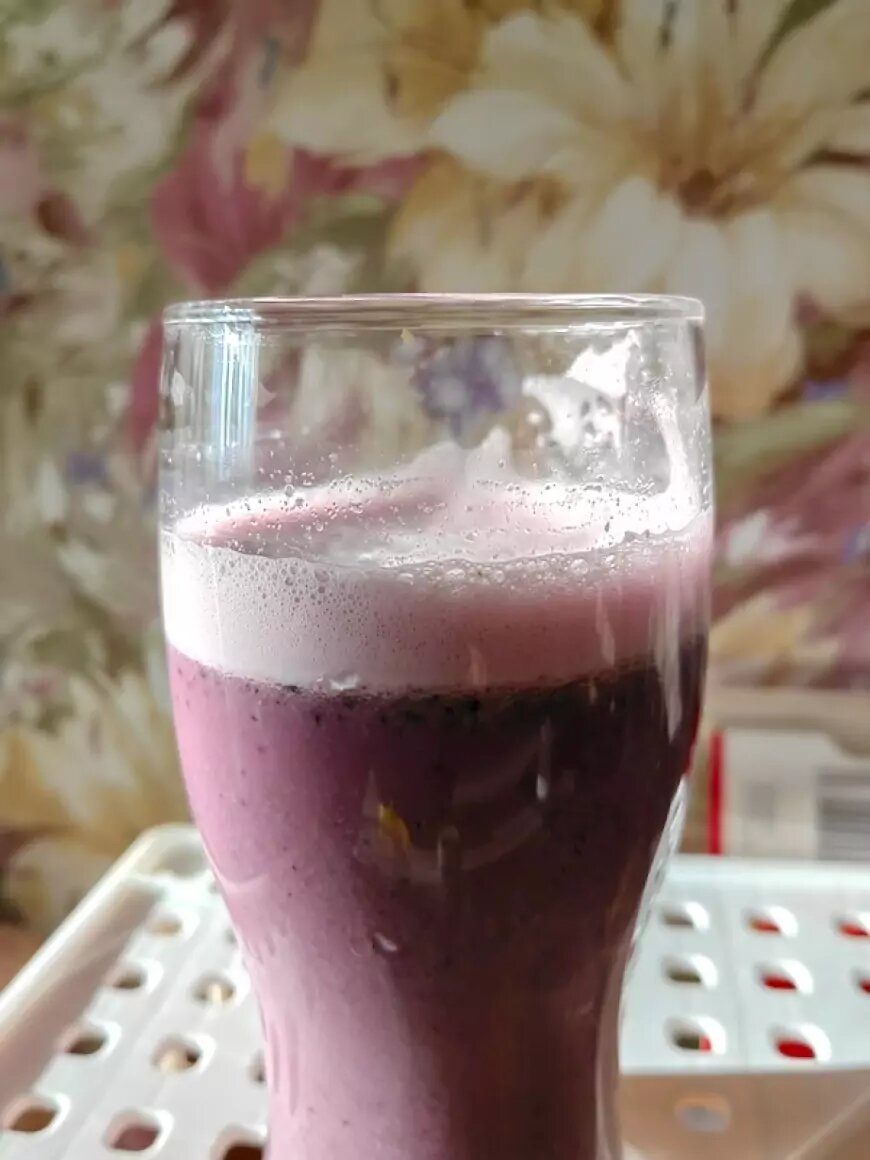 Коктейль зеленой гречки с ягодами черноплодной рябины