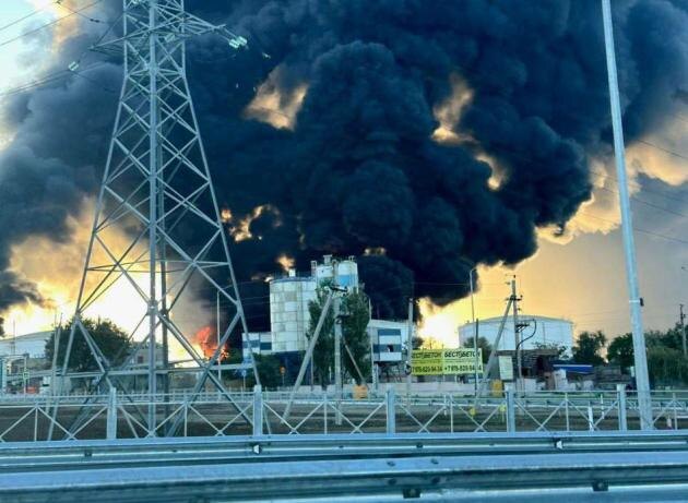 Горит нефтебаза в Феодосии