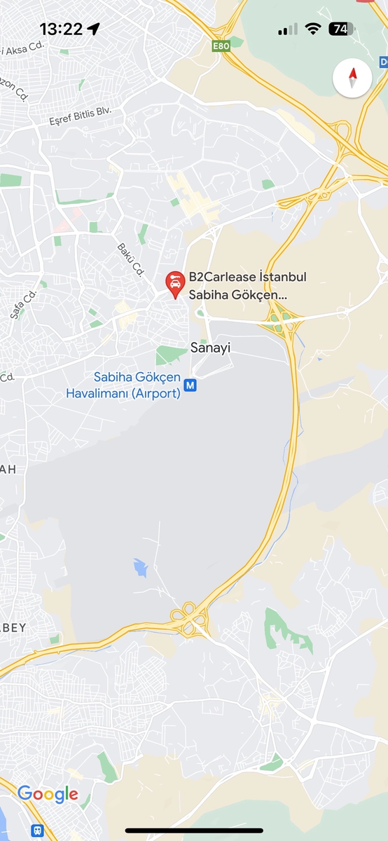 Скрин карты: большое серое пятно - аэропорт, красная капелька - прокат.