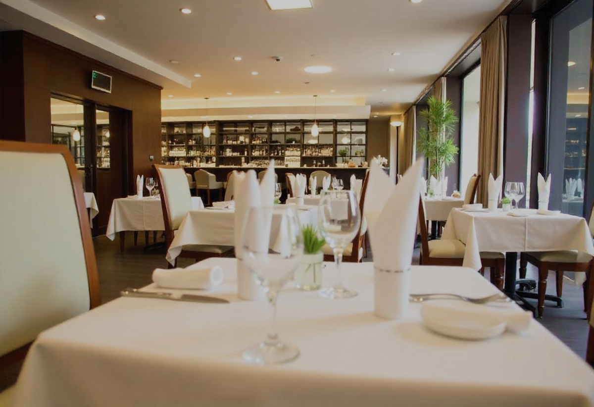 Непропорциональные площади общественных зон негативно скажутся на прибыли. Например, ресторан на 230 посадочных мест для отеля в 50 номеров будет избыточным по площади и съест лишний бюджет.