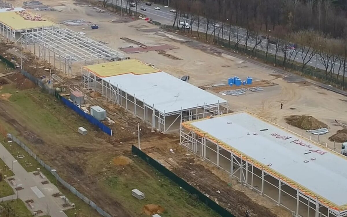            Категория: Типовые ангары; Вес конструкций: 350 тонн; Площадь здания: 8000 м²;